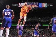 熊猫体育官网首页-菲尼克斯太阳集结日临场应变，志在NBA常规赛名次提升，质疑声仍在，训练强度明显提升