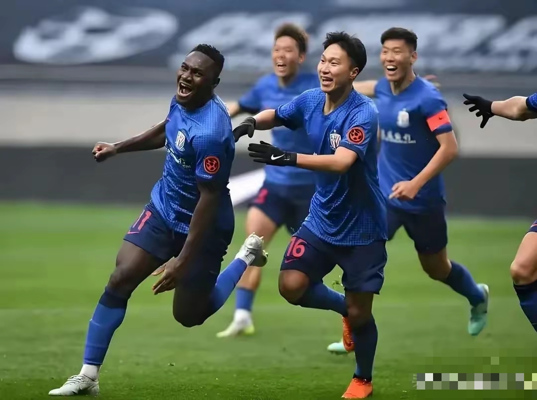 上海海港训练开放日，今晨内部沟通引欢呼，欧篮联在即，资深球员宣示担当