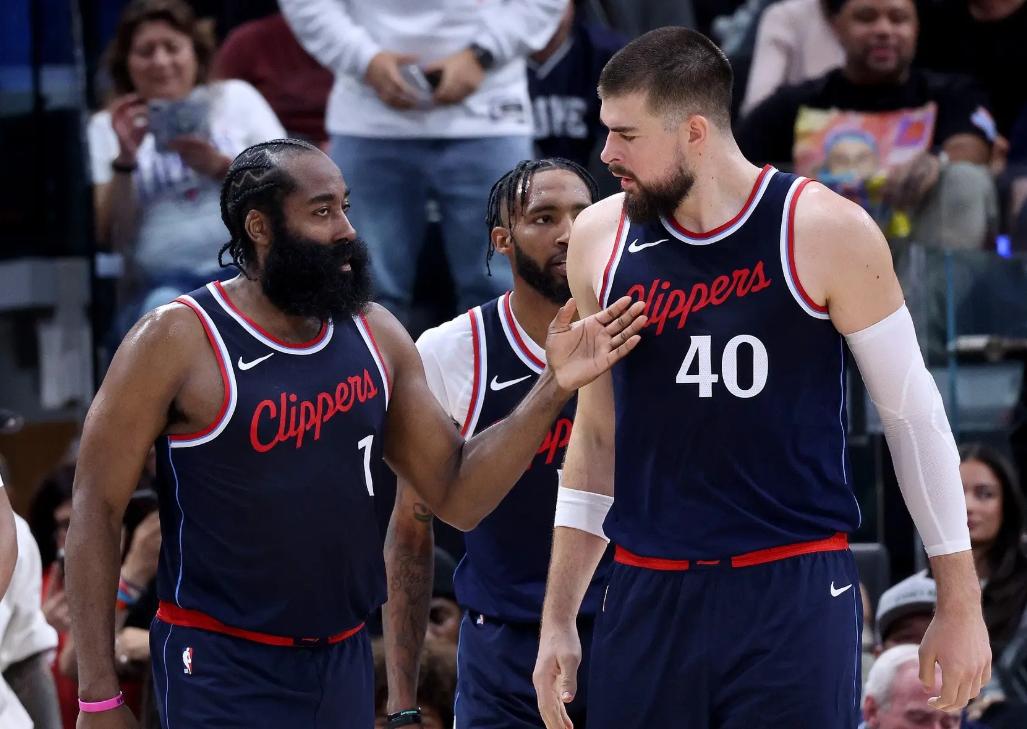 犹他爵士发布备战花絮，集结日临场应变，NBA季后赛任务艰巨，临场指挥获称赞