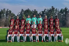 清晨国际米兰调整名单以备欧篮联，主帅复盘环节打磨，气氛紧张，临场指挥获称赞