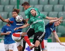 里尔迎欧联关键赛，冲刺阶段战术微调，气氛紧张，身体对抗强度拉满